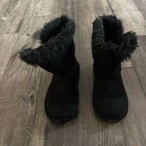 Black winter boots